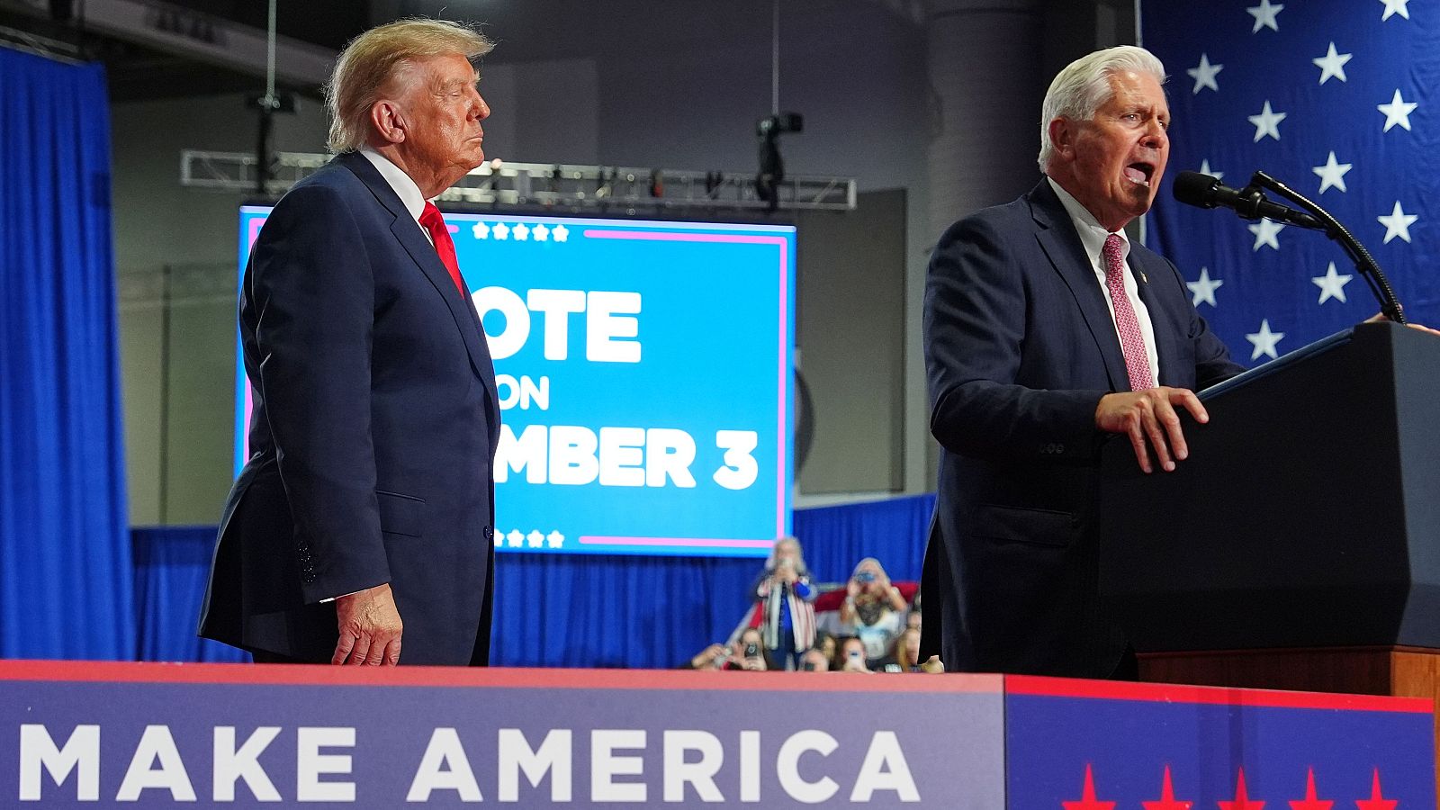 Trump escucha al candidato republicano a gobernador de Nueva York, Bruce Blakeman, durante un mitin en Siracusa