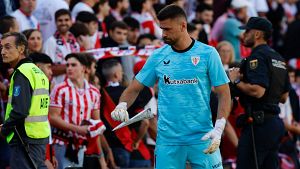 Papel�n en Vallecas: suspendido el Rayo-Athletic Club por el lanzamiento de objetos