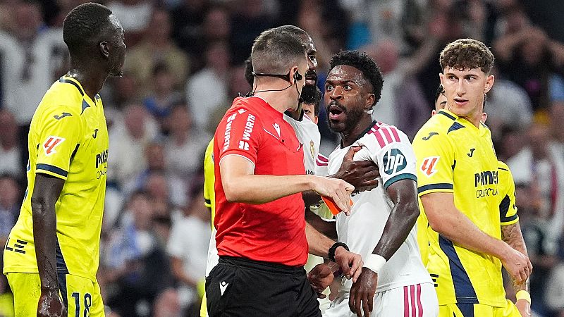 Vinícius se encara con el colegiado Díaz de Mera después de su expulsión