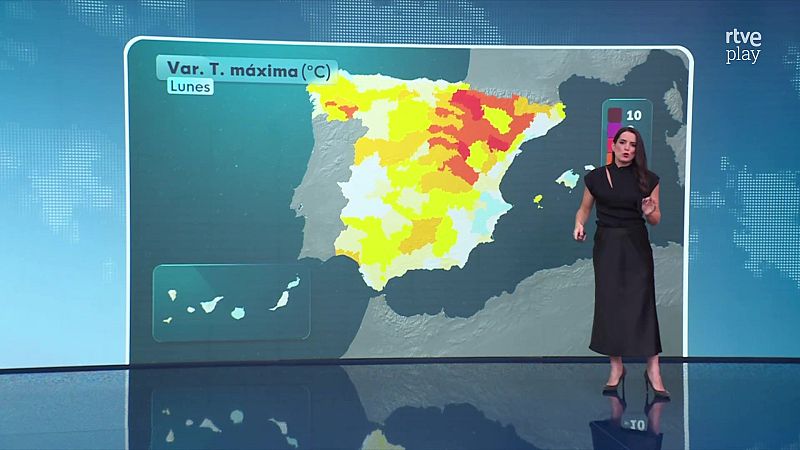 La meteoróloga Núria Seró presenta el tiempo en plató junto a un mapa digital de temperaturas de España.