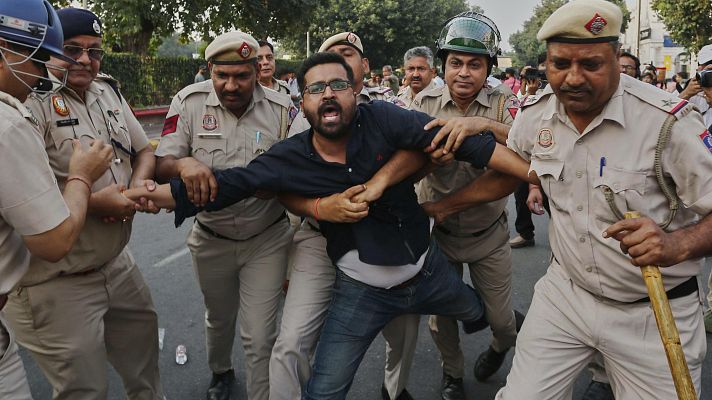 Telediario Fin de Semana - Una protesta del movimiento juvenil "Cucarachas" termina con más de 1000 detenidos en Delhi, India
