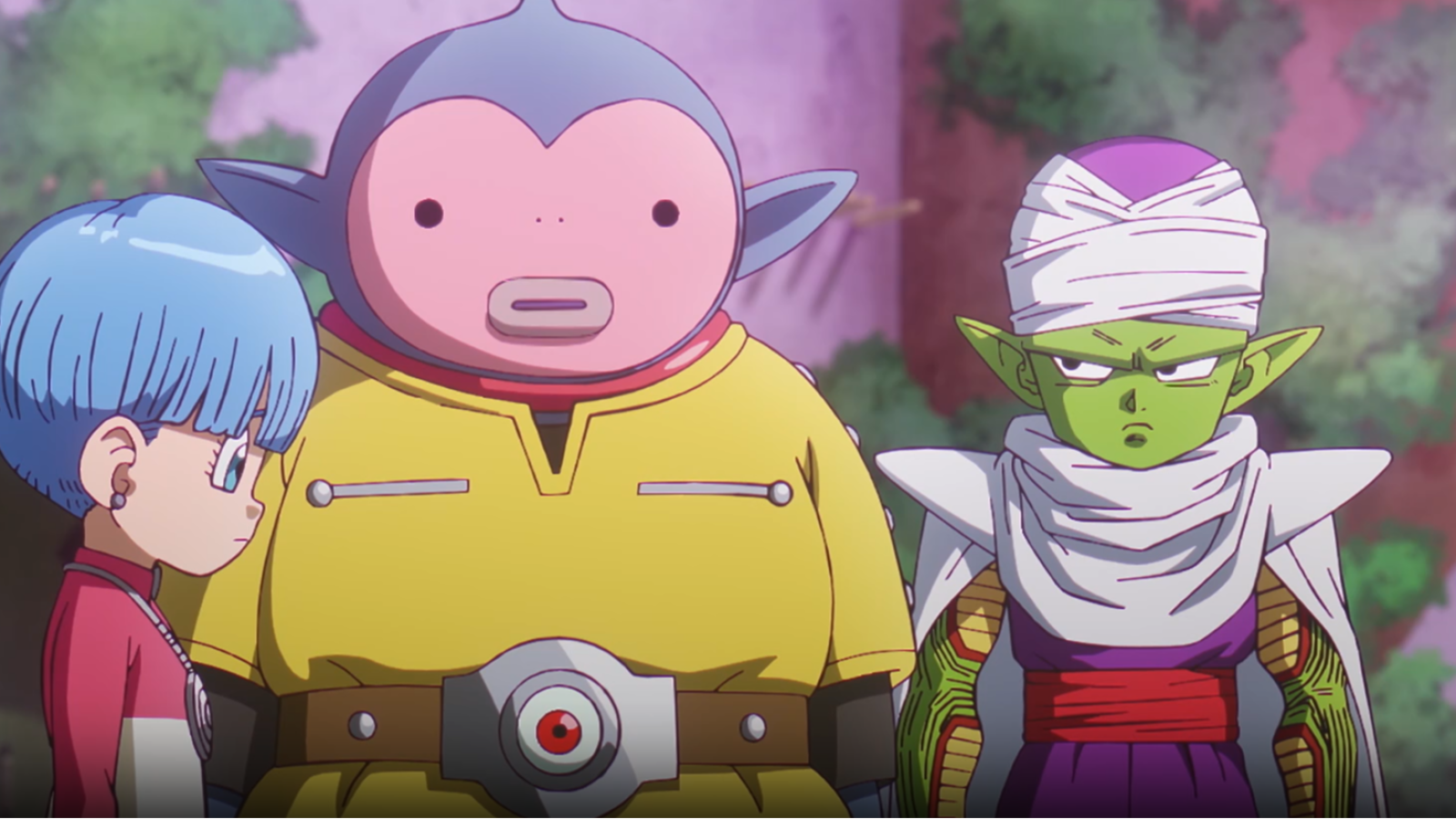 Bulma y Piccolo infantiles junto a un personaje alienígena robusto de piel lila en un plano medio con iluminación diurna.