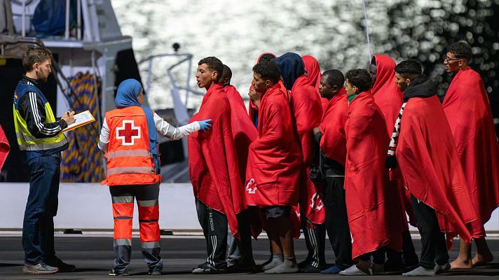 Telediario Fin de Semana - Salvamento Marítimo rescata dos cayucos en la ruta canaria con más de 300 inmigrantes