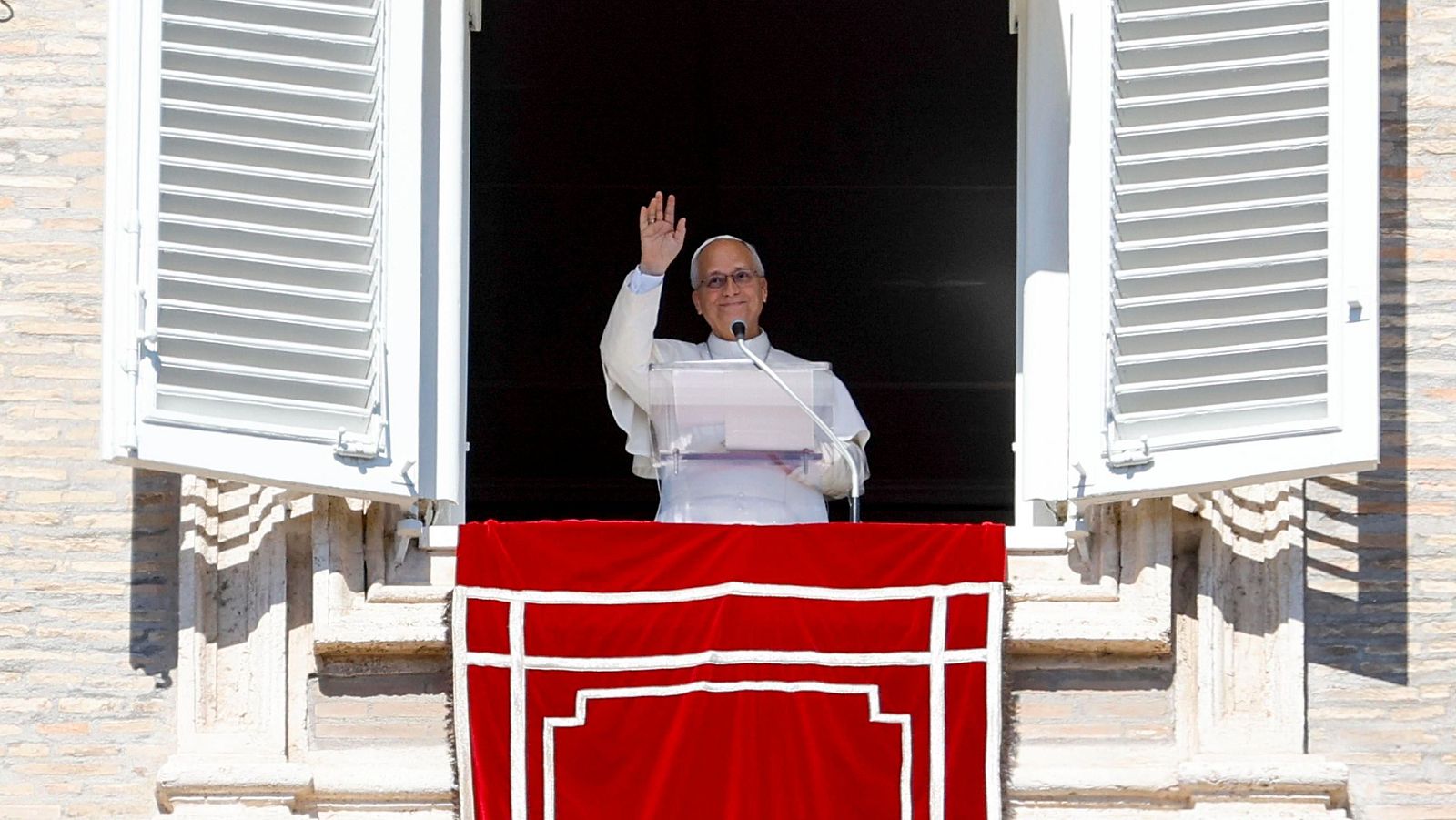 Fotomontaje humorístico del epidemiólogo Fernando Simón caracterizado como Papa, saludando desde la ventana del Palacio Apostólico.