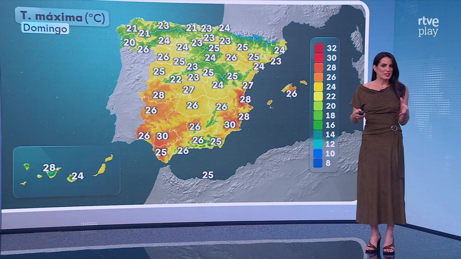 Silvia Laplana presenta el tiempo en un plató con un videowall que muestra el mapa térmico de España para el domingo.