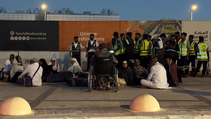 Un grupo de personas frente a una estación de metro en la carretera hacia el Aeropuerto Internacional Rey Jalid de Riad