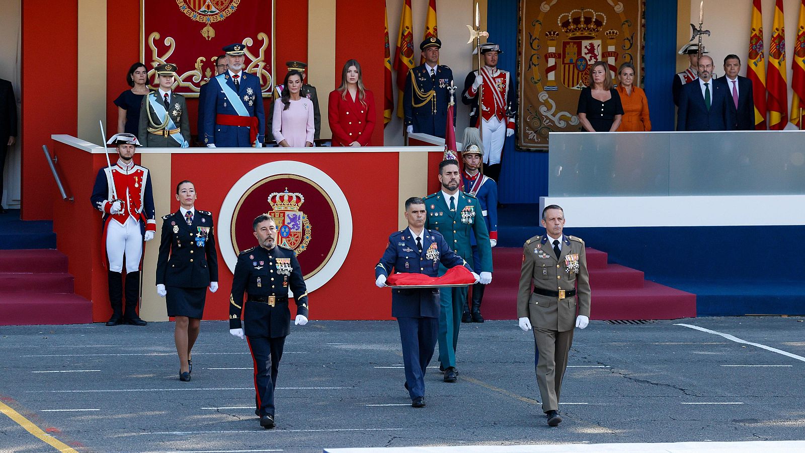 Izado de bandera con himno nacional en el desfile