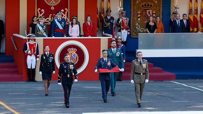Especiales informativos - El Ejército iza la bandera de España con el himno de fondo en el desfile del 12-O