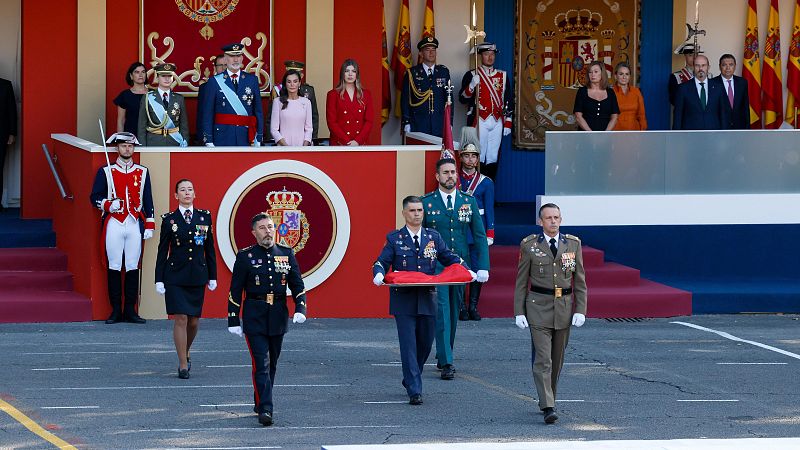Izado de bandera con himno nacional en el desfile