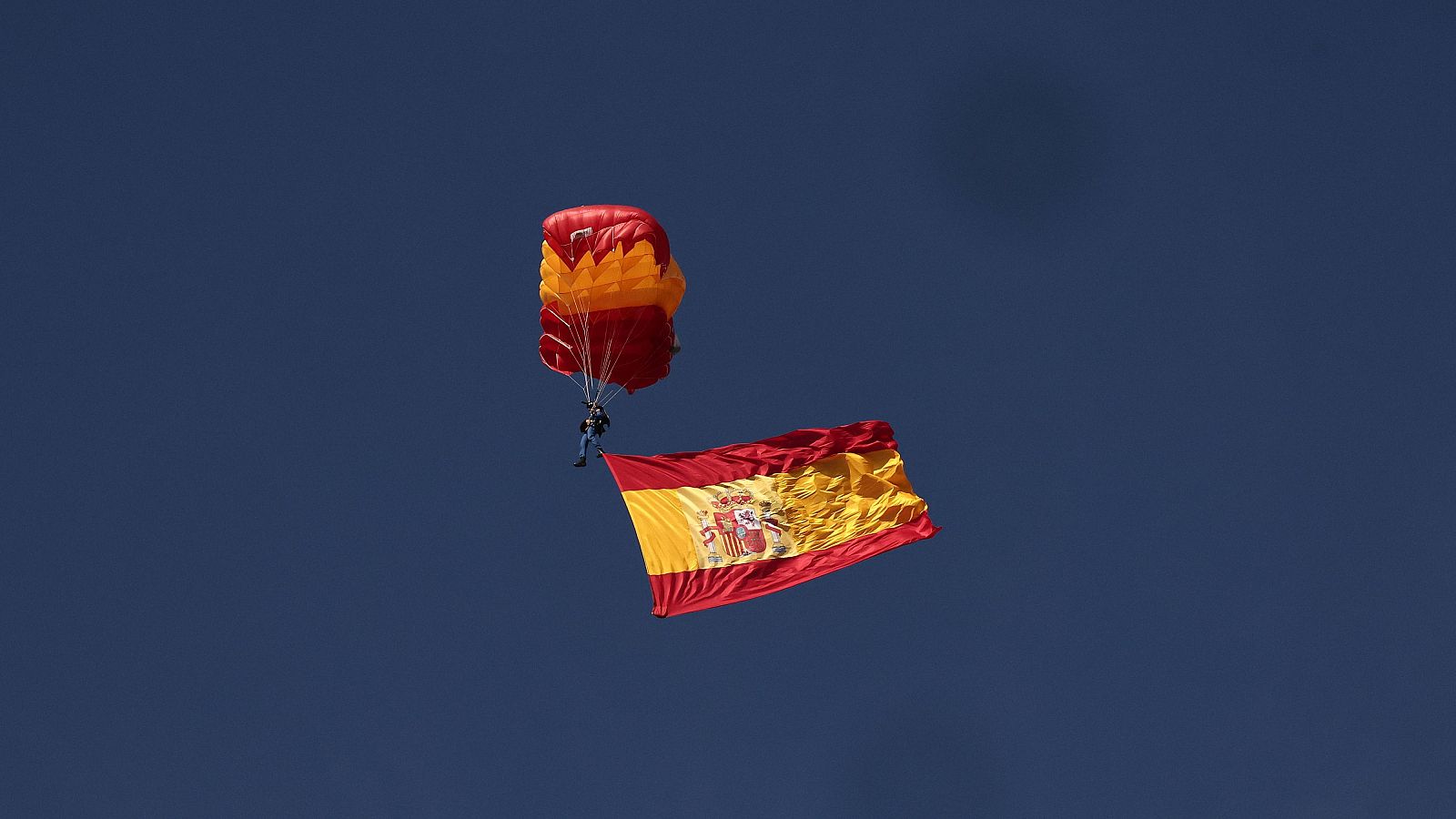 Descenso en paracaidas de la bandera nacional