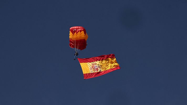 Especiales informativos - El cabo primero José Antonio Lago despliega la bandera nacional en una maniobra de "máxima precisión"
