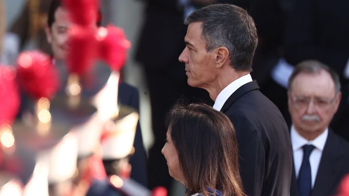 Especiales informativos - Saludo entre el Pedro Sánchez e Isabel Díaz Ayuso en el desfile de las Fuerzas Armadas