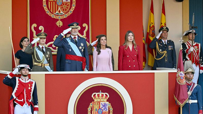La Familia Real española en la tribuna presidencial durante un acto solemne, con el Rey Felipe VI y la Princesa Leonor realizando el saludo militar.