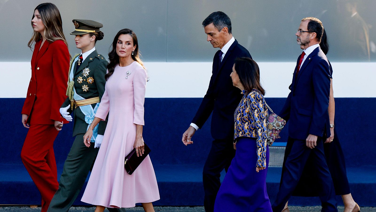 Pedro Sánchez junto a la ministra Margarita Robles, la reina Letizia, la princesa de Asturias y la infanta Leonor
