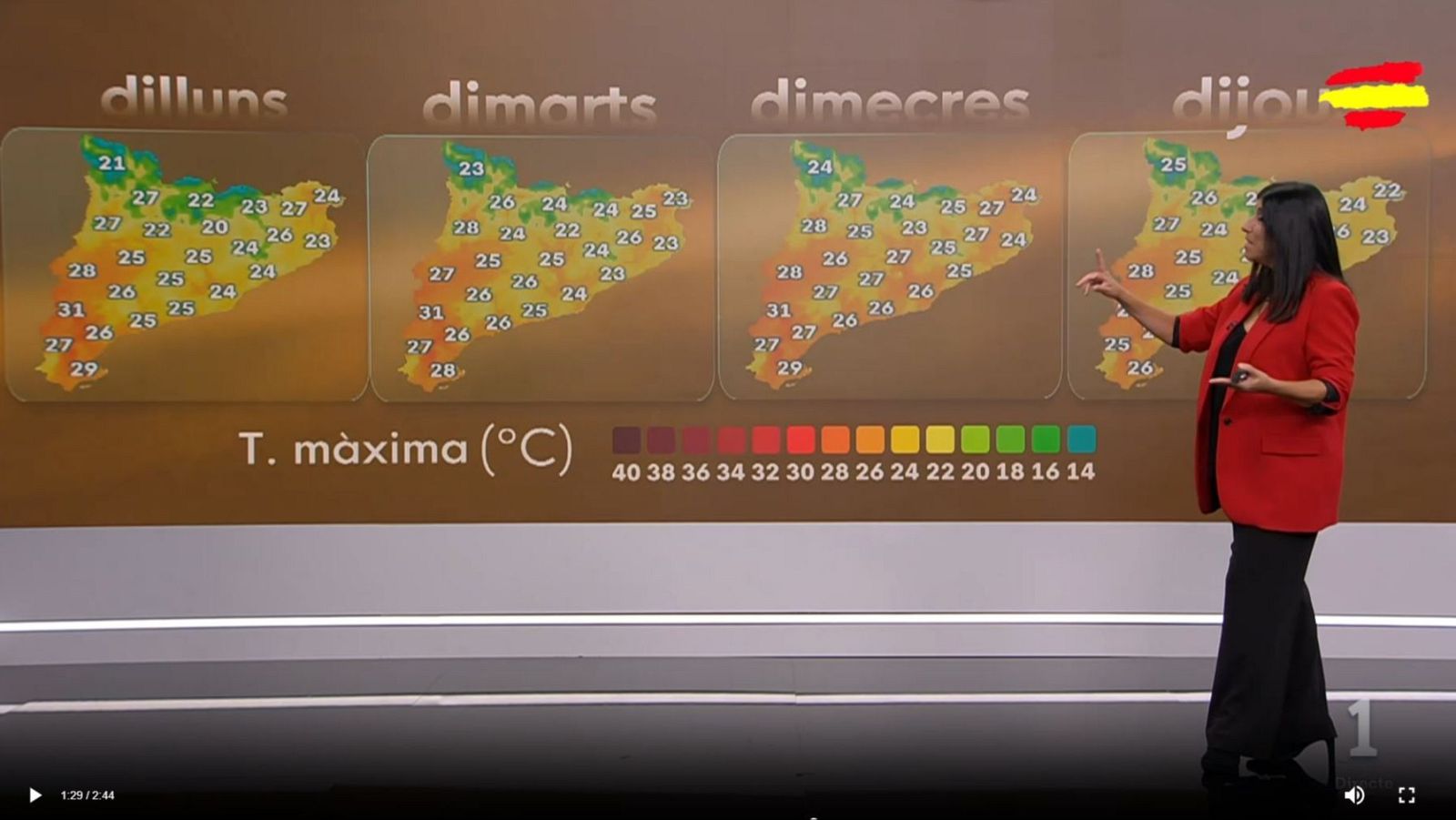 La meteoróloga Sònia Papell señala un mapa de temperaturas máximas en Cataluña durante un espacio meteorológico.