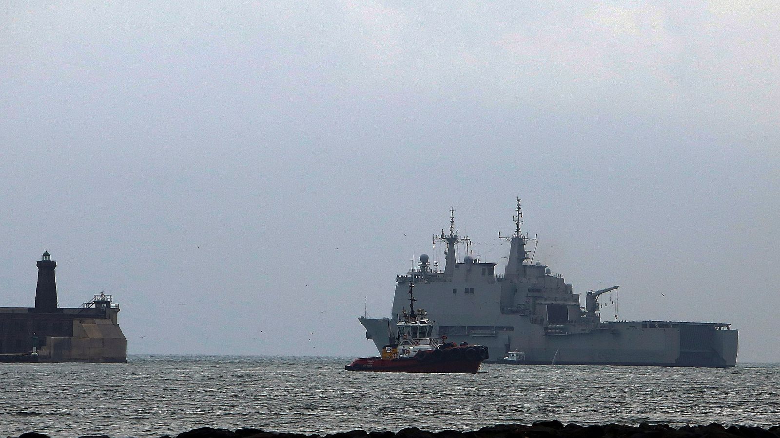El buque de asalto anfibio Galicia de la Armada Española tras zarpar del puerto de Melilla en dirección a Ceuta para dar apoyo sanitario en la crisis sanitaria del COVID-19