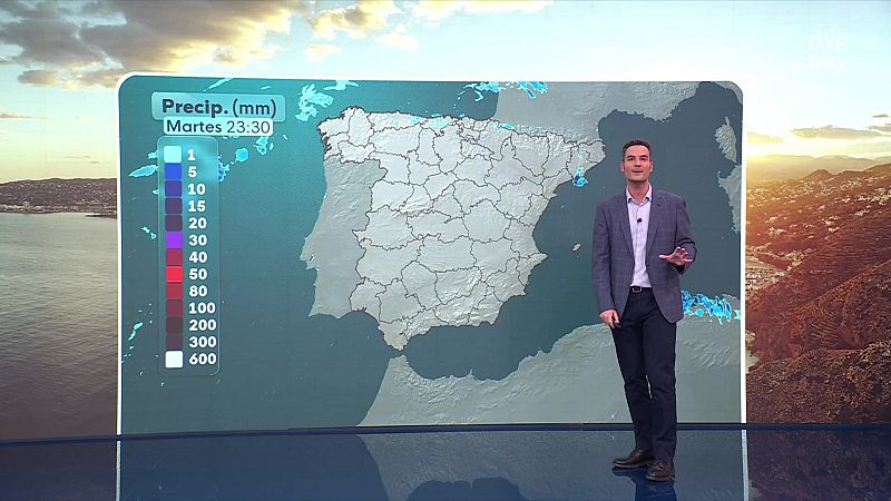 El presentador Marc Santandreu explica la previsión meteorológica frente a una pantalla curva con un mapa de precipitaciones.