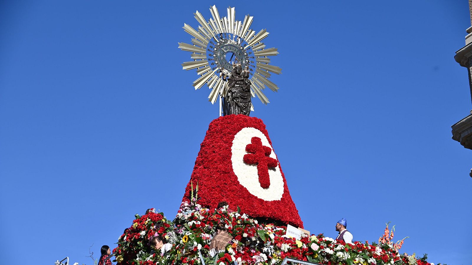 Ofrenda floral a la Virgen del Pilar en Zaragoza