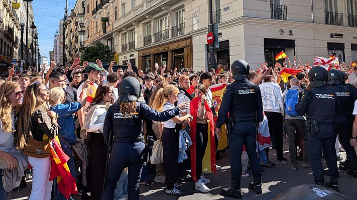 Telediario 1 - Tensión en la Puerta del Sol entre asistentes al desfile del 12 de octubre y acampados
