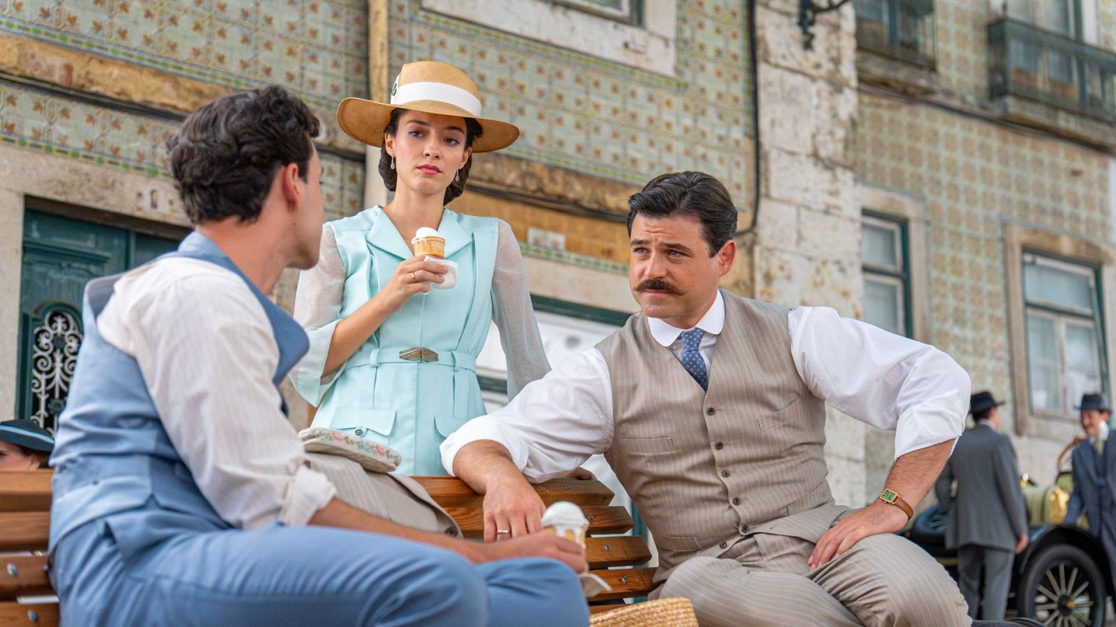 Arturo Sancho, Amparo Piñero y Xavi Lock interpretan a Manuel, Martina y Curro en una escena de época de La Promesa con helados y vestuario de principios del siglo XX.