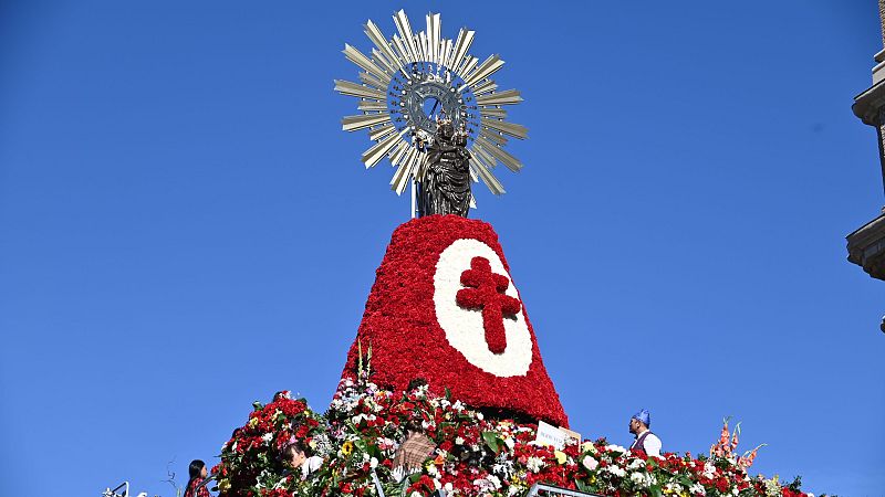 Ofrenda floral a la Virgen del Pilar en Zaragoza