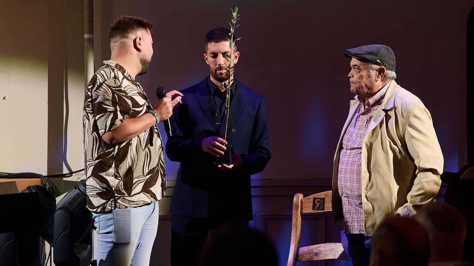 David Broncano junto a dosespectadores de La Revuelta 13/10/26