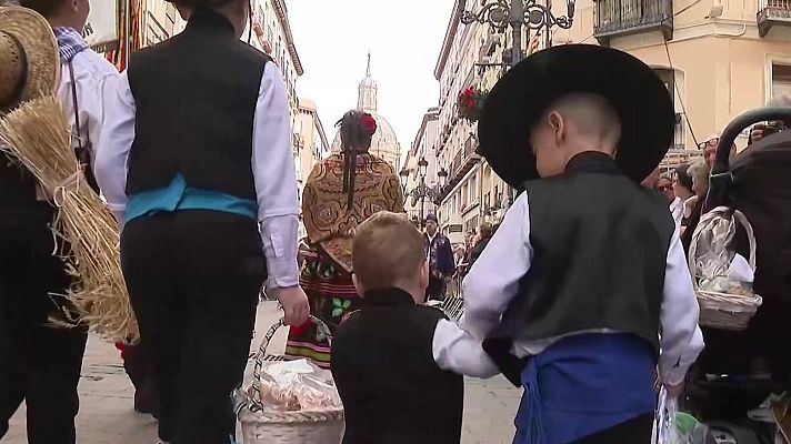Noticias Aragón - La ofrenda de frutos, la más solidaria, seña de identidad de las casas regionales