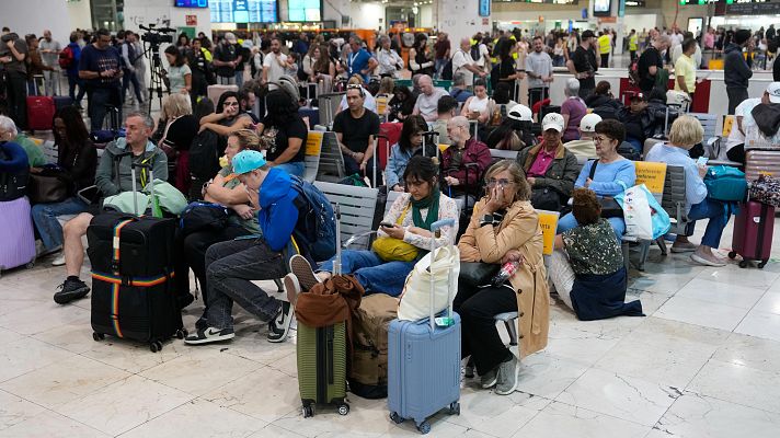 Telediario 1 - Retrasos en el AVE Madrid - Barcelona tras el incendio de una locomotora a la altura de Zaragoza