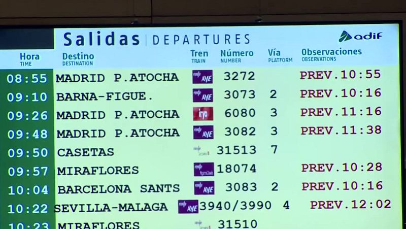 Pantalla informativa de salidas ferroviarias con el logotipo de Adif que muestra una tabla de trenes con diversos retrasos y sus respectivas vías y observaciones.