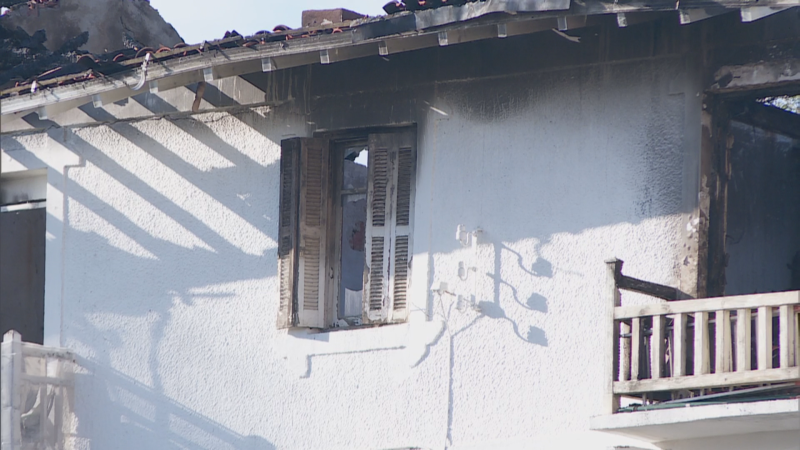 Los efectos del incendio son visibles desde el exterior del edificio
