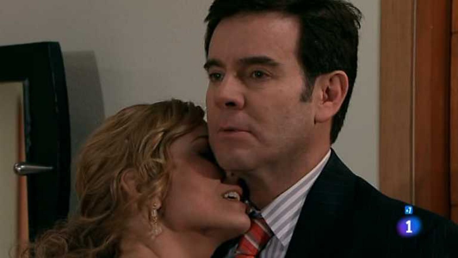 Amores verdaderos - Capítulo 108- Nikki y Roy deciden hacer un trato para llevarse bien. Arriaga, preocupado por el dolor de Victoria, la ofrece su confianza - Ver ahora