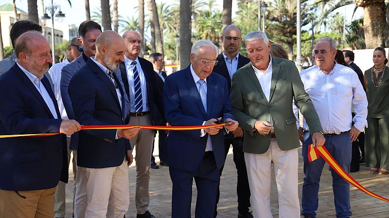 Imbroda inaugura la Plaza de España de Melilla