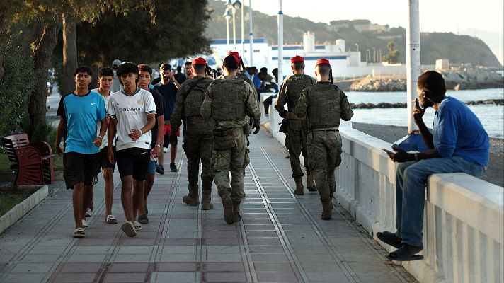 Telediario 1 - Los reyes visitan Ceuta, una ciudad de 83.000 habitantes a donde llegaron casi 80.000 migrantes en dos días