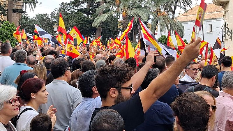 Multitud de ceutíes ondeando banderas de España Plaza junto a la plaza de África al paso de la comitiva real.