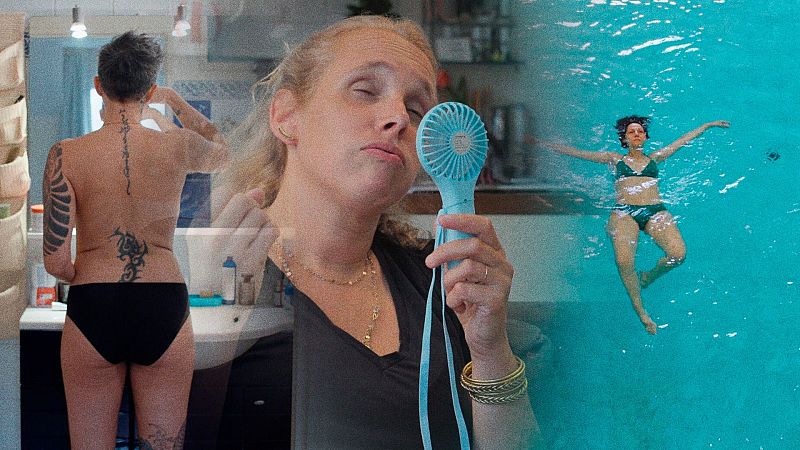 Mujer de mediana edad sosteniendo un ventilador portátil azul para aliviarse de un sofoco en una composición sobre la menopausia.