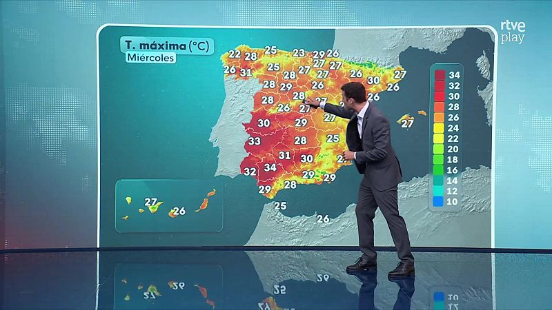 El presentador Marc Santandreu señala un mapa meteorológico de España en una pantalla gigante que muestra temperaturas máximas de hasta 34 grados.