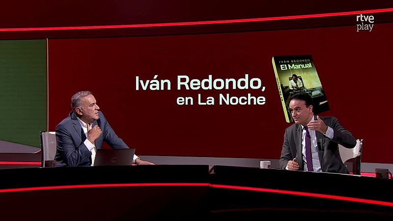 El presentador Xabier Fortes entrevista al analista pol�tico Iv�n Redondo en el plat� del programa �La noche en 24h�, con una pantalla al fondo que muestra su libro �El Manual�.
