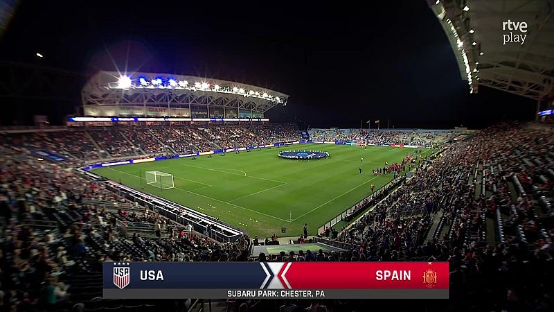 Vista panor�mica nocturna del estadio Subaru Park iluminado antes de un partido de f�tbol, con p�blico en las gradas y un marcador gr�fico en la pantalla.