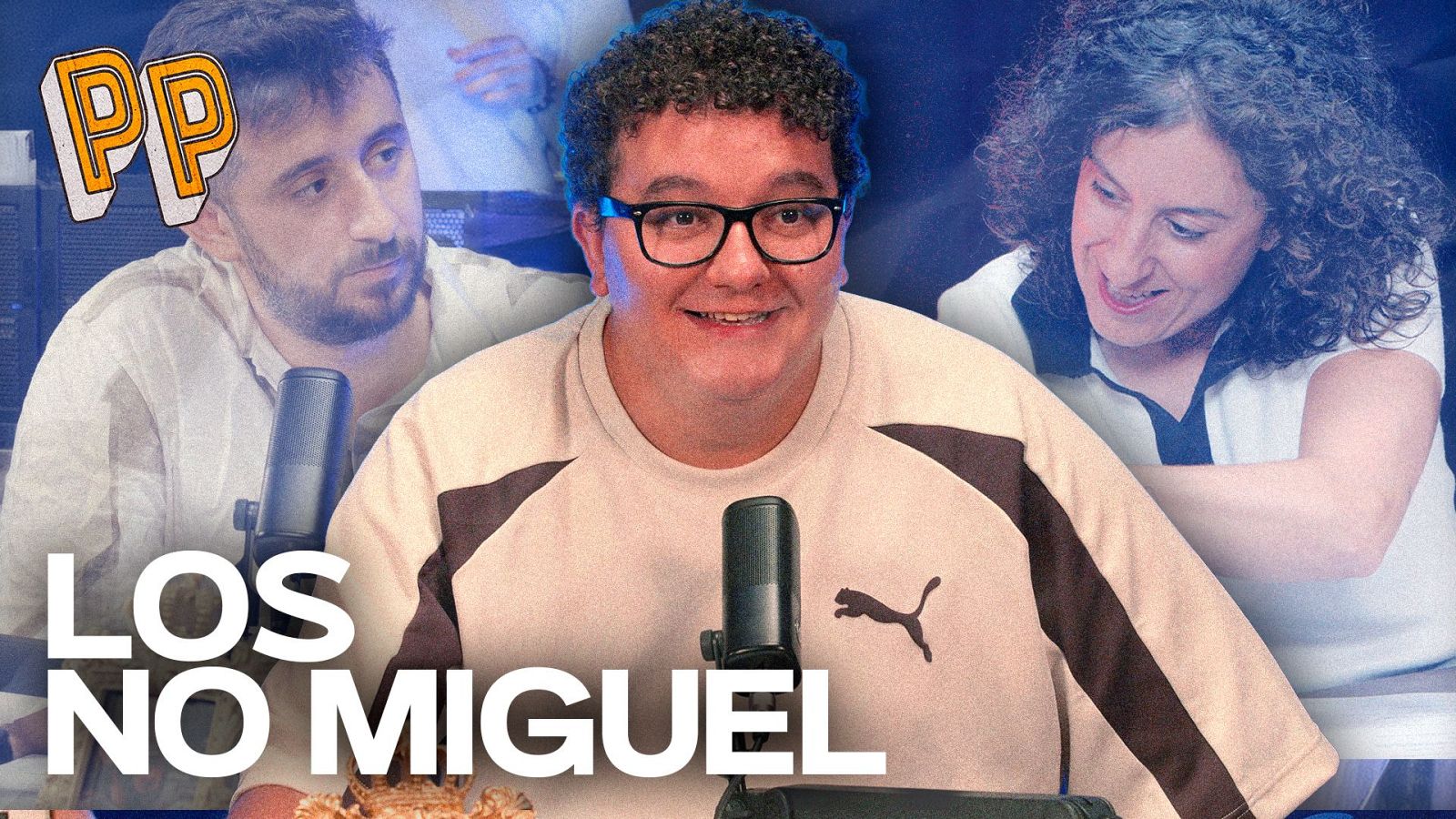 Facu Díaz sonríe frente a un micrófono en la portada de un podcast, flanqueado al fondo por dos personas y con el texto «LOS NO MIGUEL» en un lateral.