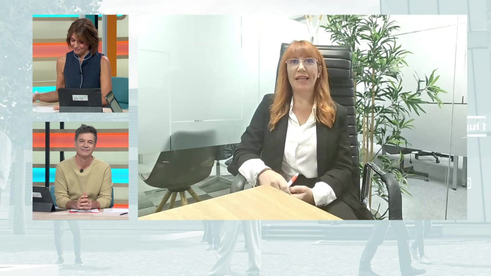 Entrevista en directo en un programa de televisión donde dos presentadores conversan con una experta invitada sobre la inteligencia artificial y el empleo.