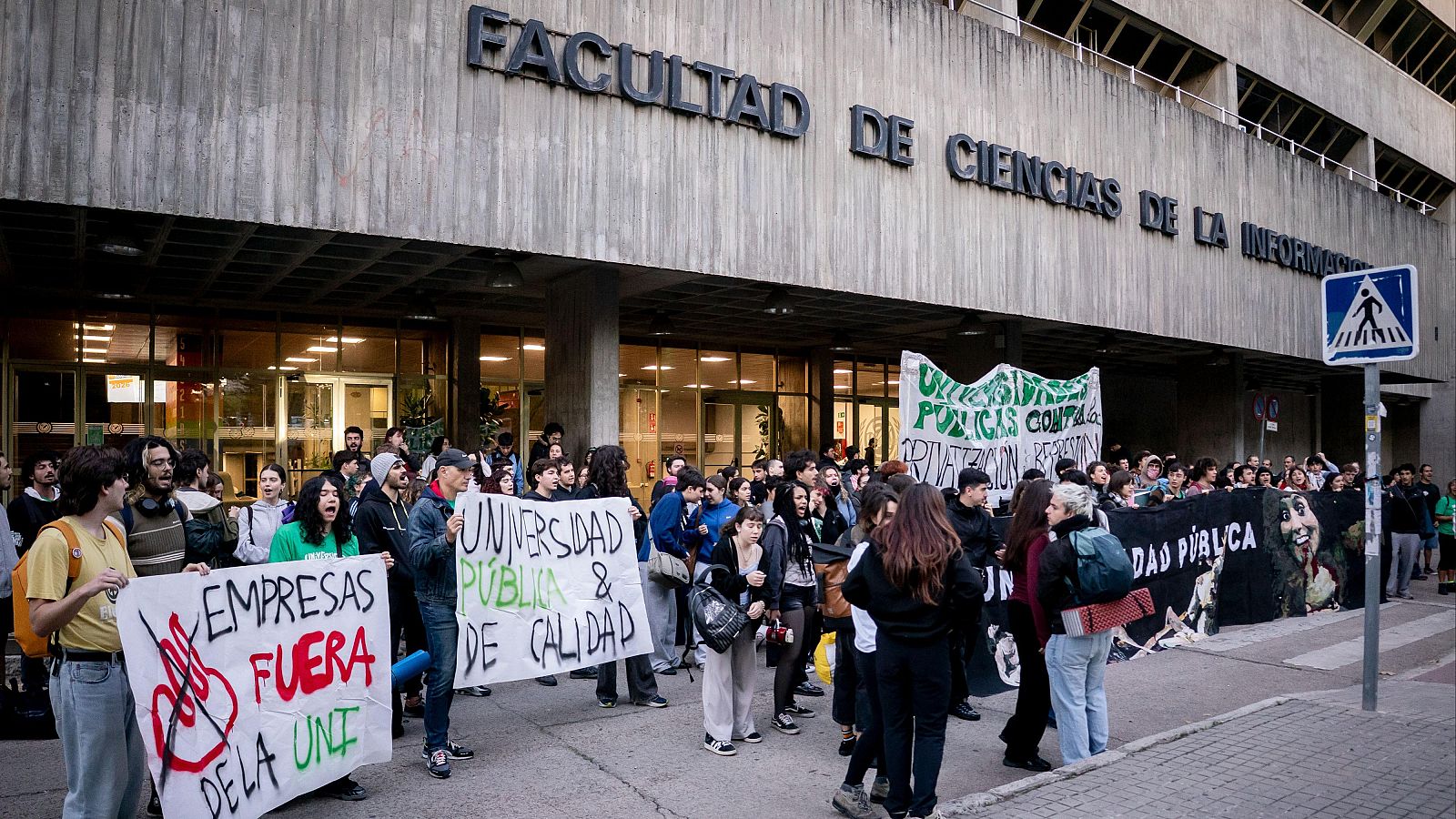 Protesta frente a la Facultad de Ciencias de la Información de la UCM