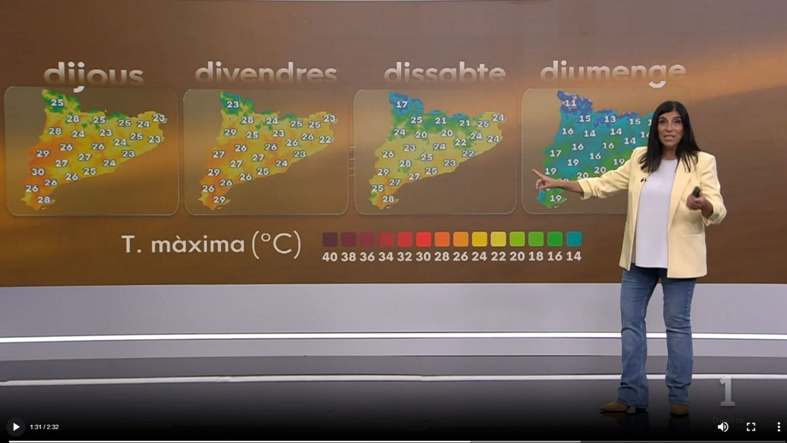 La presentadora Sònia Papell señala un mapa de temperaturas en Cataluña sobre un gran videowall en el plató.