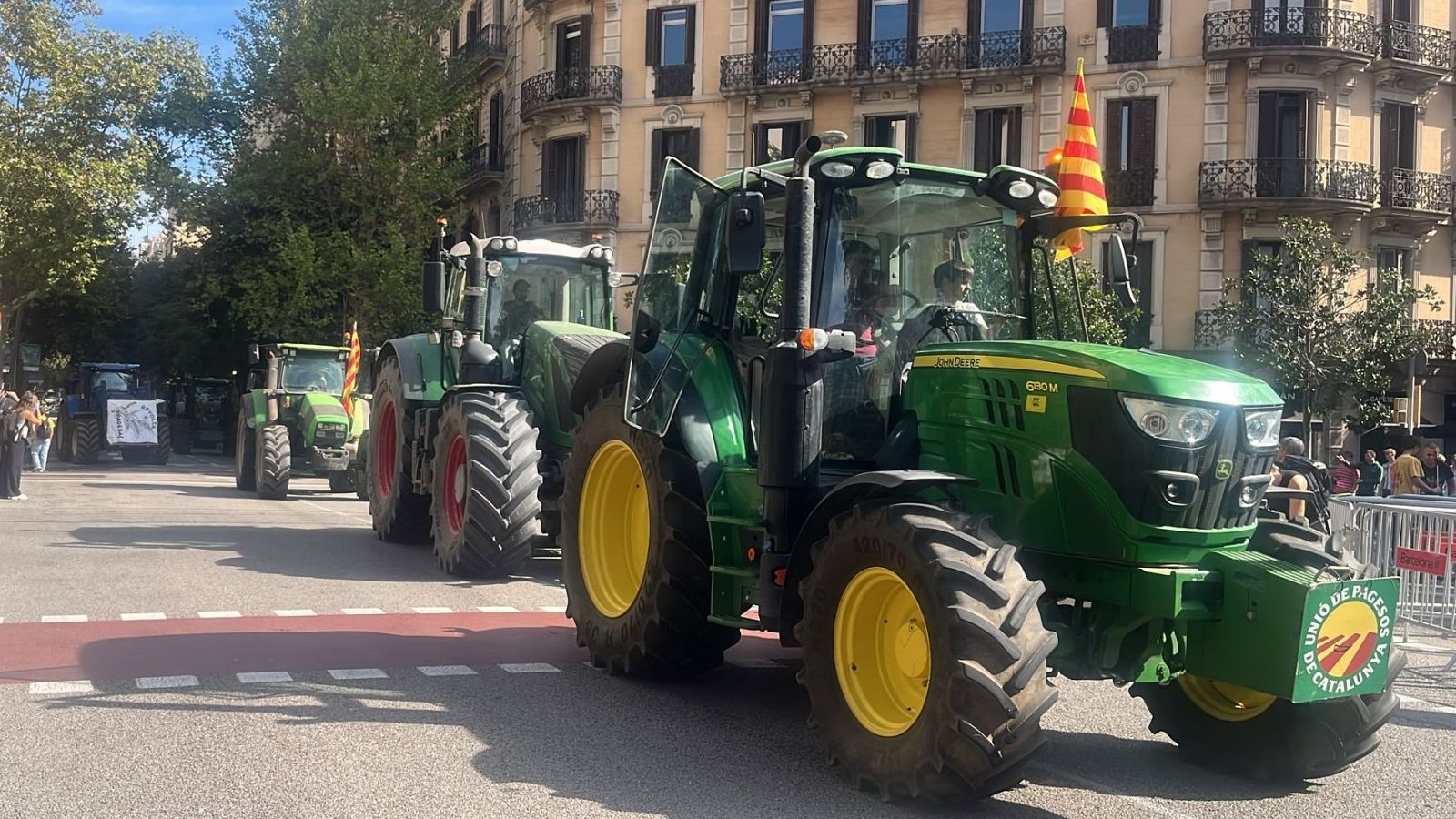 Tractorada arribant davant la Delegacio de Govern a Barcelona