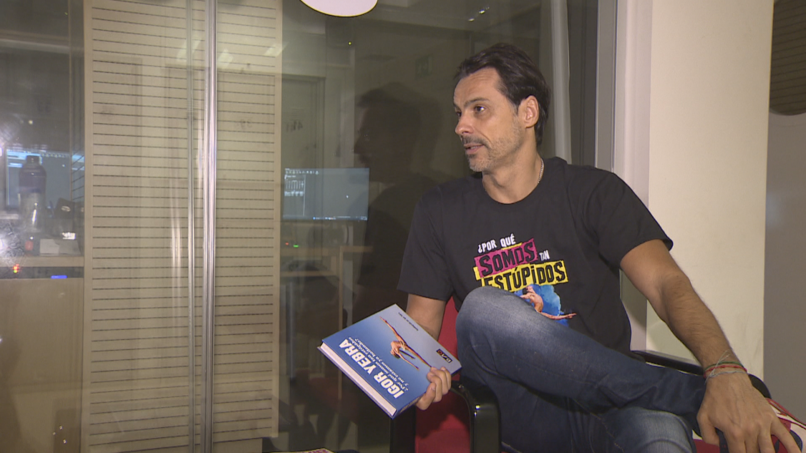 El bailarín bilbaíno Igor Yebra con el libro en el que cuenta en primera persona su vida con esclerosis múltiple