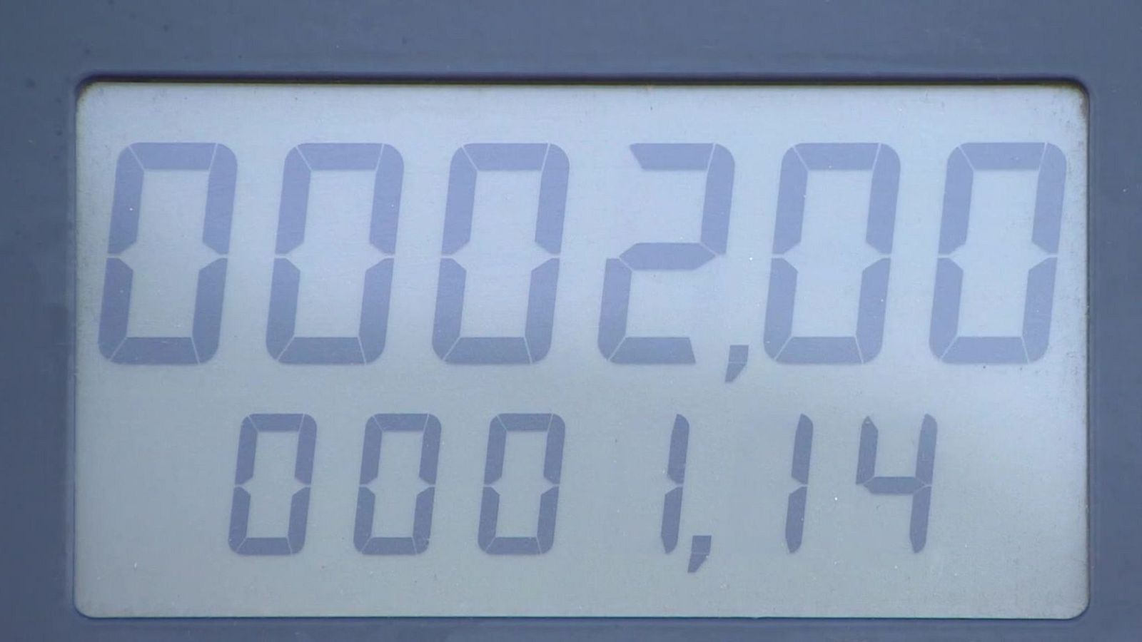 Pantalla digital LCD de un surtidor de carburante que muestra el importe acumulado de 2,00 € y un volumen de 1,14 litros.