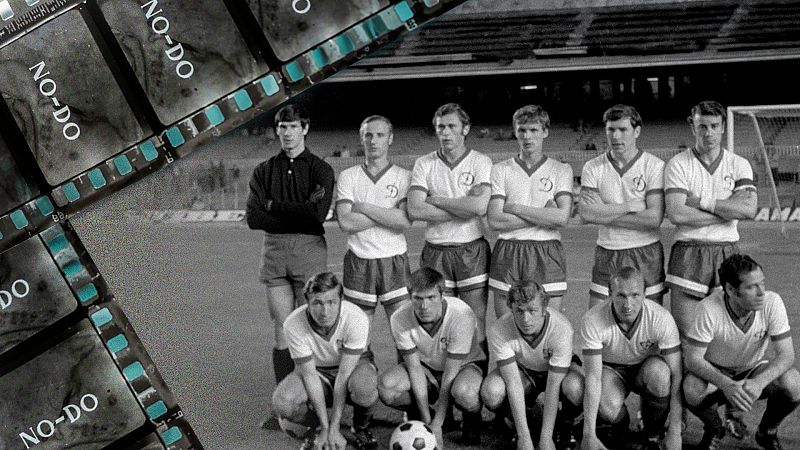 Fotomontaje en blanco y negro con una tira de película 'NO-DO' a la izquierda y un equipo de fútbol soviético posando sobre el césped de un estadio vacío.