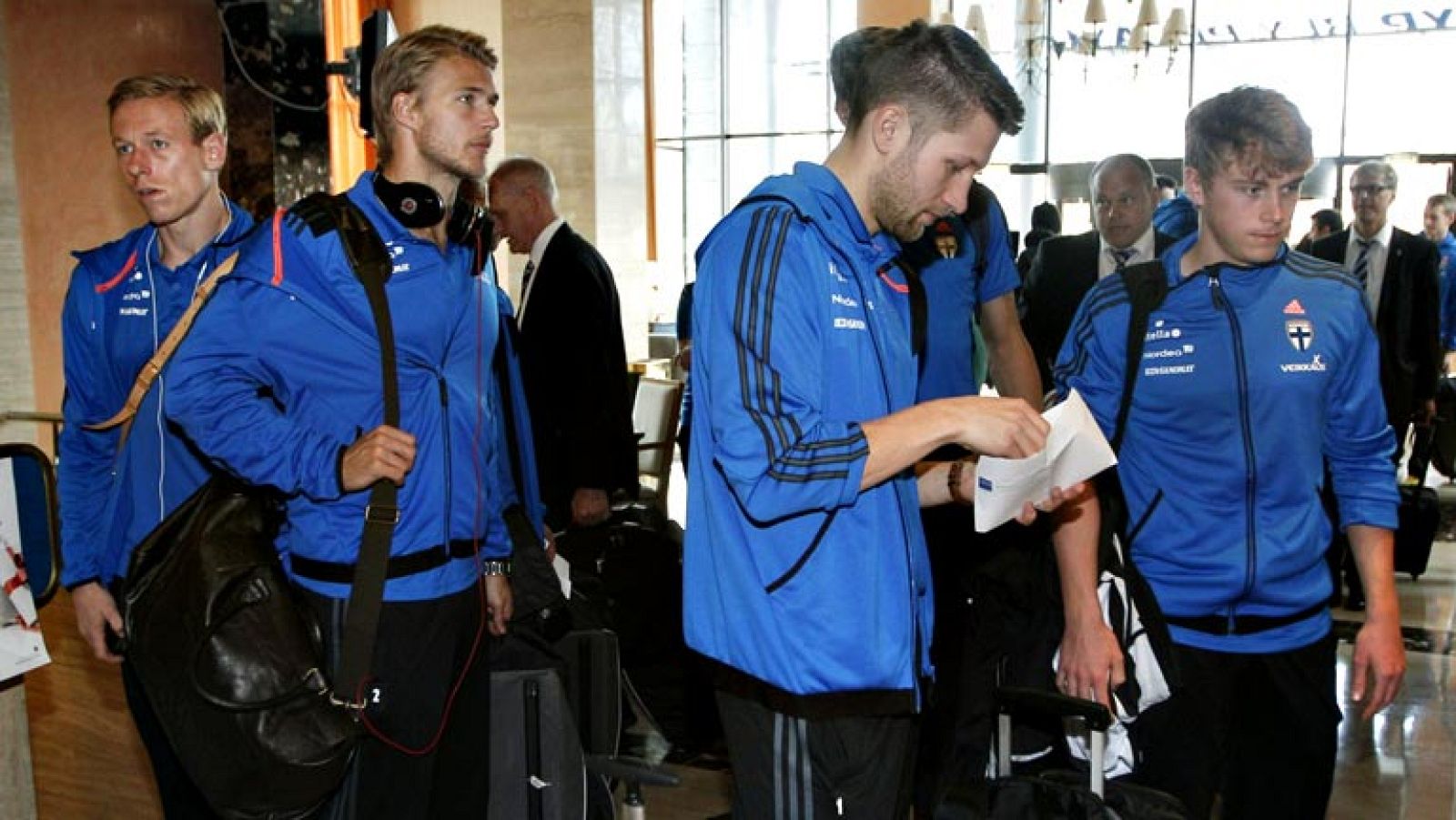 Finlandia y Francia serán los rivales de España. A priori los nórdicos, que han entrenado esta tarde en Gijón, son un rival asequible, además tienen una baja importante, la del delantero Eremenko del Rubin Kazan. La prueba más dura para nuestros inte