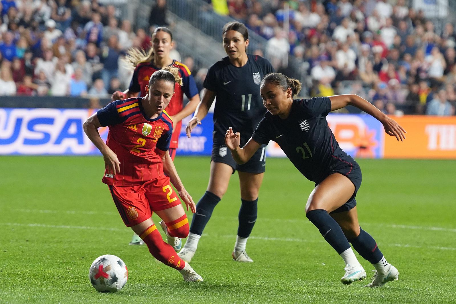 La jugadora española Ona Batlle conduce el balón siendo presionada por la estadounidense Alyssa Thompson en un partido internacional.