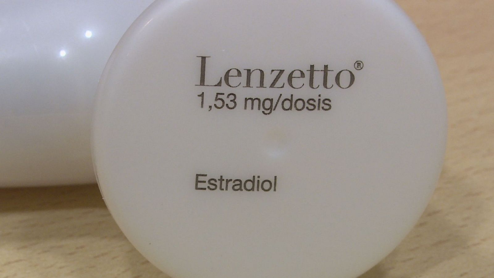 Primer plano de un dispensador farmacéutico blanco con las inscripciones Lenzetto, la dosis y el principio activo estradiol.