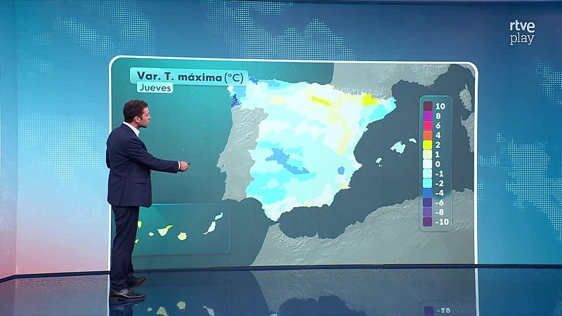 Presentador de pie en un plató frente a una gran pantalla que muestra un mapa de España con la variación de temperaturas máximas en tonos azules y amarillos.